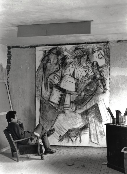 1966 - Cristóbal Toral ante el boceto de su cuadro La Ascensión de las Meninas